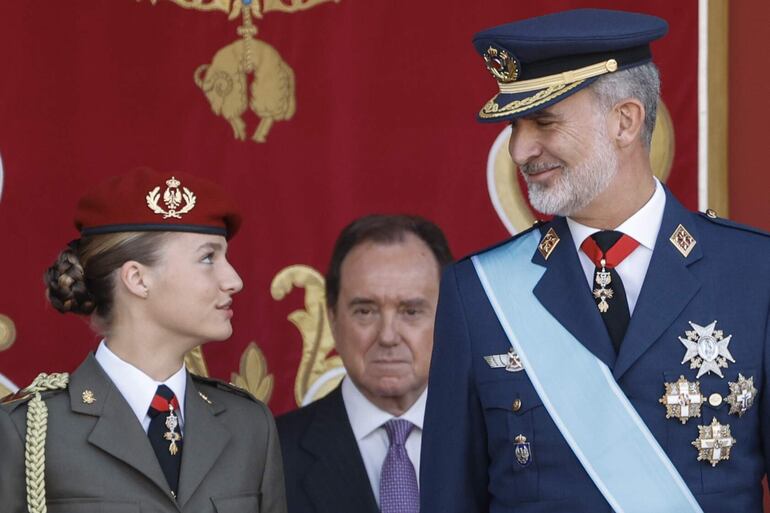 Tiernas miradas entre hija y padre. La princesa de Asturias, Leonor, y el rey Felipe VI, en el desfile del Día de la Fiesta Nacional. (EFE/ Daniel González)