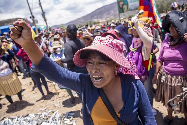 Simpatizantes del expresidente de Bolivia Evo Morales marchando en contra del gobierno de Luis Arce, en Parotani, Cochabamba (Bolivia).