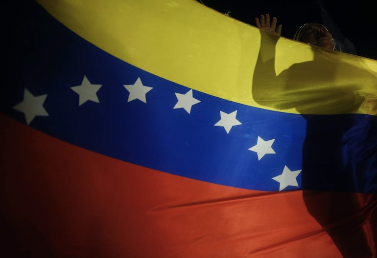 Fotografía de una bandera de Venezuela durante una protesta tras las elecciones presidenciales del domingo. El Consejo Nacional Electoral (CNE) dio como ganador a Nicolás Maduro, pero la oposición sostiene que la derrota del oficialismo es arrasadora y piden que se muestren las actas.