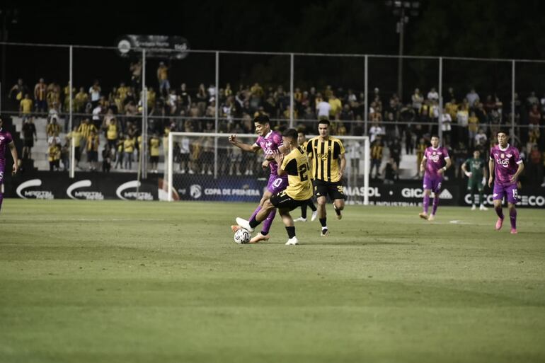 Lorenzo Melgarejo (Libertad) disputa el balón con Felipe Salomoni (Guaraní), en La Huerta.