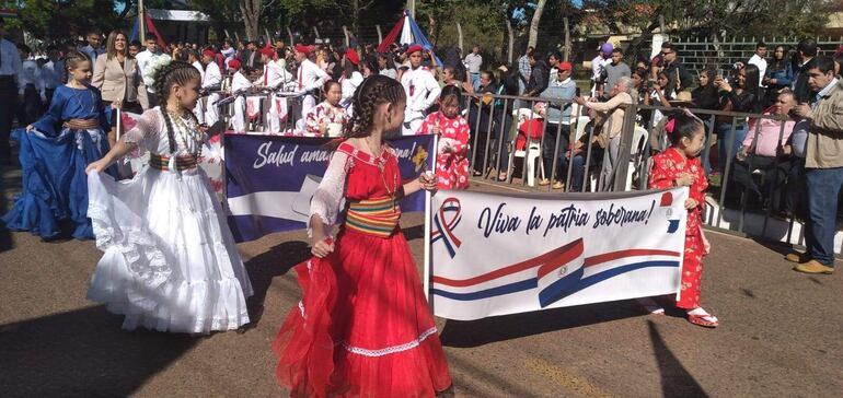 Estudiantes se preparan para participar del desfile estudiantil en La Colmena.