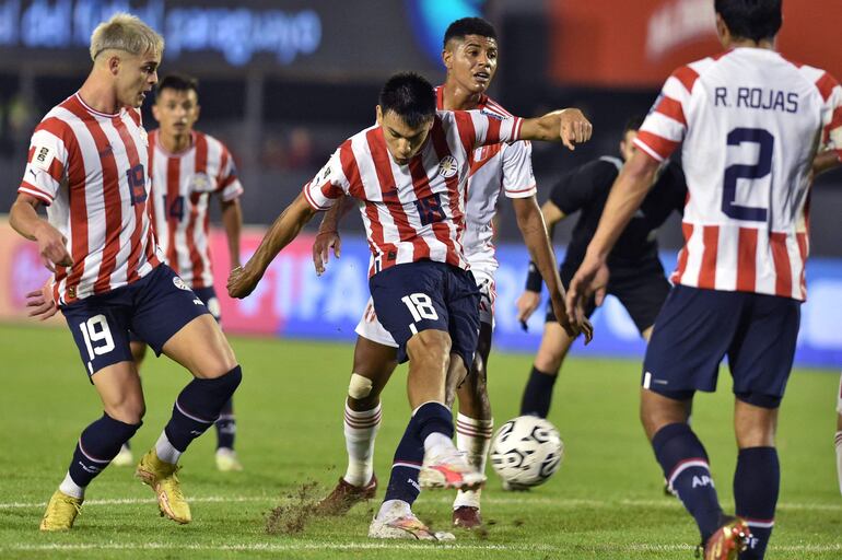 Diego Gomez (c), jugador de la selección paraguaya, ejecuta un remate en el partido contra Perú por la primera jornada de las Eliminatorias Sudamericanas al Mundial 2026.