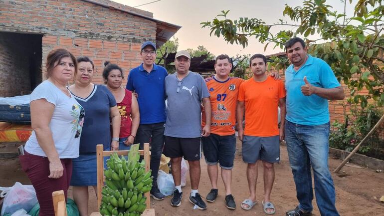 El grupo de benefactores conforman las profesoras Ada Ramírez, Marilyn Silva, Doña Limpia Benítez, Omar Fretes, Gerardo Giménez, Tomás Gayoso, Fermín Lezcano y Benicio Mendoza.