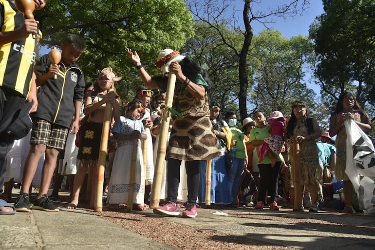 Grupos indígenas marchan por el Día de la Raza y recuerdan los históricos reclamos.