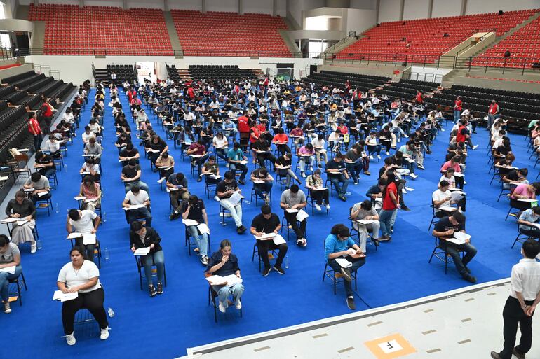 Imagen de referencia: jóvenes concursando para becas.