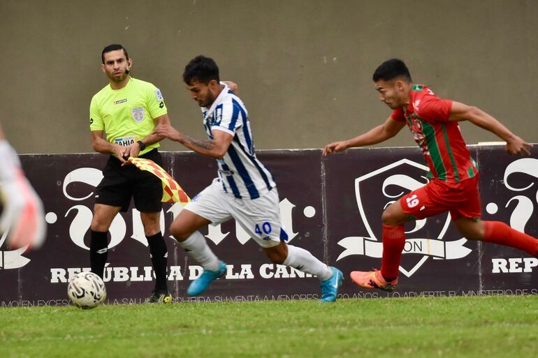 Walter Bogado, autor del “doblete”, se impone sobre  línea de banda ante el lateral Elías Brítez. (Foto: APF)