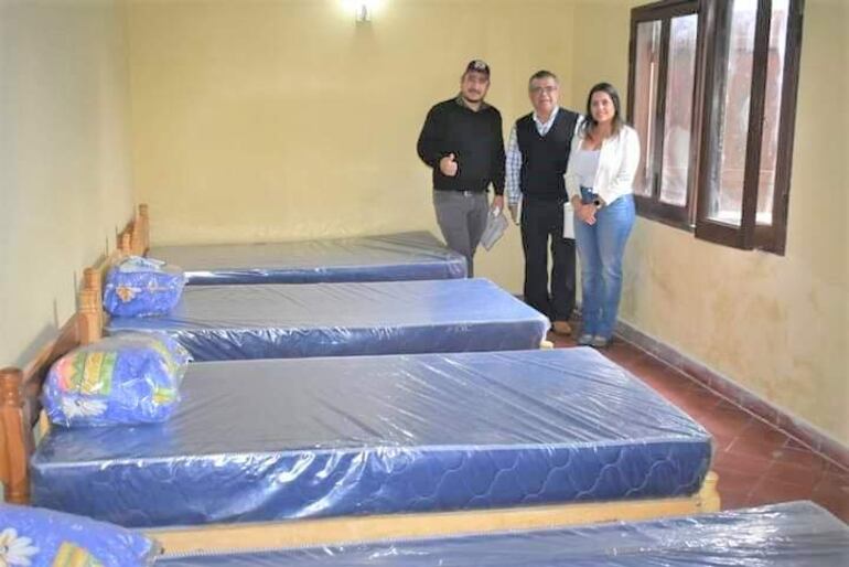 De izquierda a derecha, el intendente local Gustavo Penayo (ANR), acompañado del presidente de la Rural de Paraguarí, Eustaquio Colmán y la presidente de la Conalcart, Cinthia Becker.