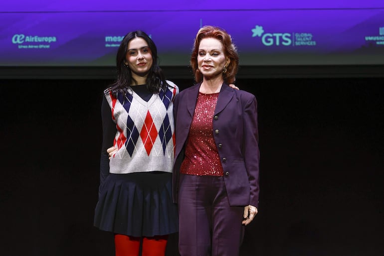 Las cantantes Chiara Oliver (i) y Paloma San Basilio, durante la presentación de la próxima edición de Universal Music Festival que tendrá lugar en los meses de verano en el Teatro Albéniz este lunes en Madrid. 