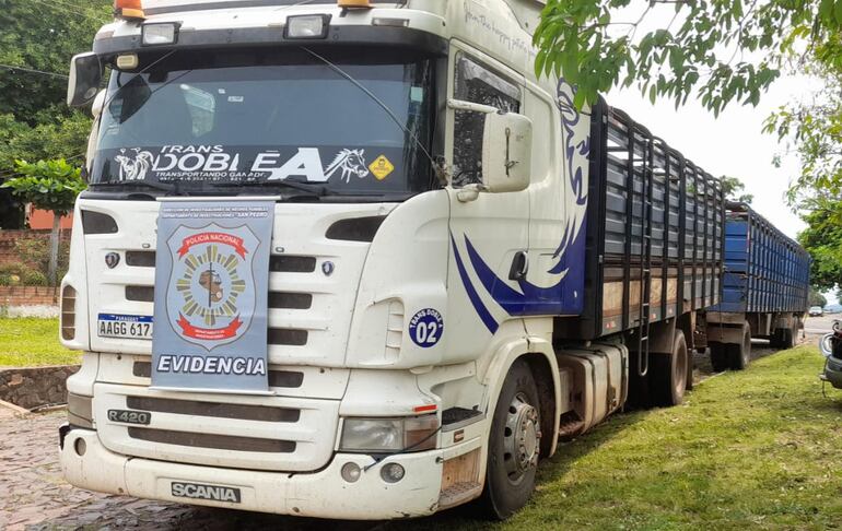 Del poder del aprehendido fue incautado este camión Scania de su propiedad y puesto a disposición de la justicia