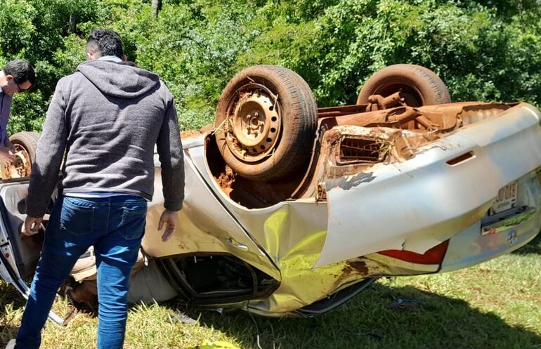 El vehículo quedó prácticamente inservible tras el violento choque y vuelco.