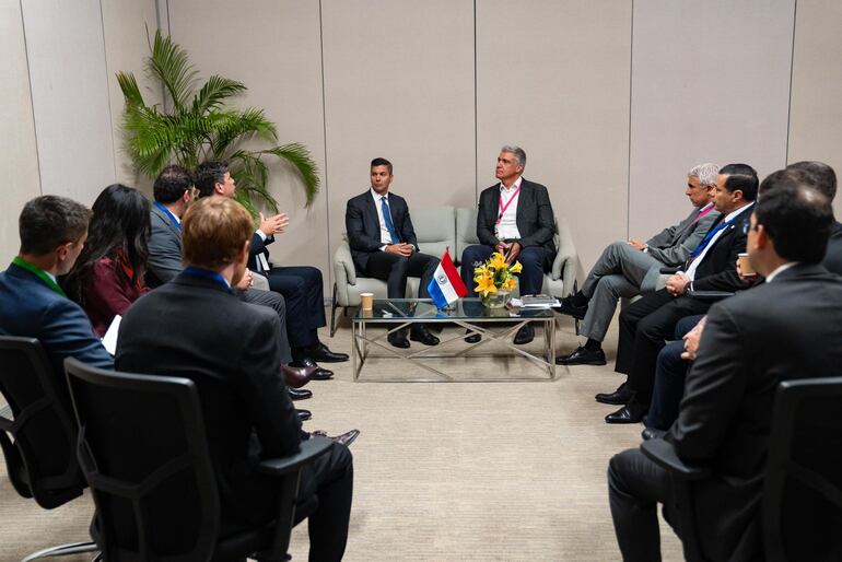 El presidente Santiago Peña en reunión con André Clark Juliano, Vicepresidente de Siemens Energy Latinoamérica y Brasil y otras altas autoridades del país, del sector energético.