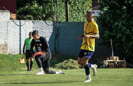 Lucas Barrios (d), jugador de Sportivo Luqueño, convierte de penal un gol en el partido amistoso frente a Olimpia en la Villa Olimpia.