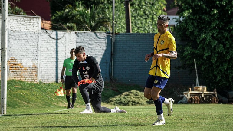 Lucas Barrios (d), jugador de Sportivo Luqueño, convierte de penal un gol en el partido amistoso frente a Olimpia en la Villa Olimpia.
