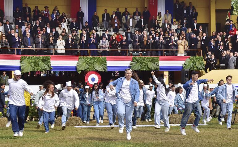 Show de jóvenes en la inauguración oficial. 