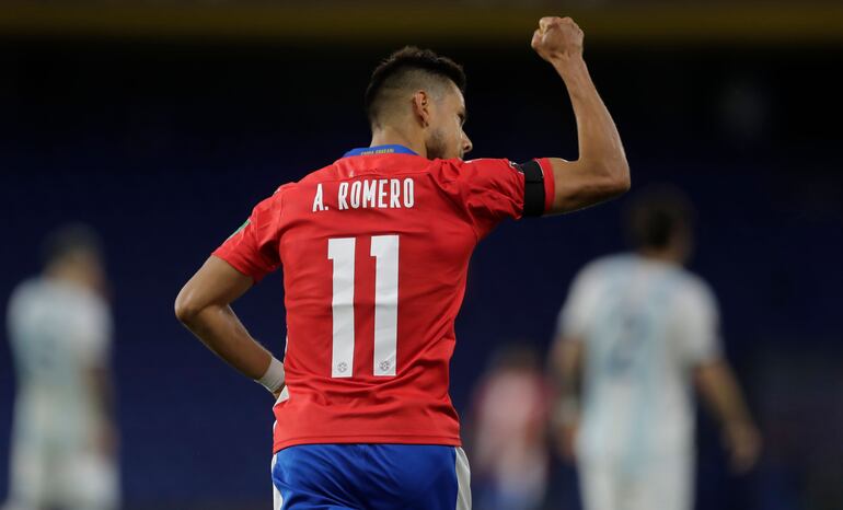 Ángel Romero, futbolista de Paraguay, celebra un gol en el partido contra Argentina por las Eliminatorias Sudamericanas al Mundial Qatar 2022 en el estadio la Bombonera, Buenos Aires, Argentina.