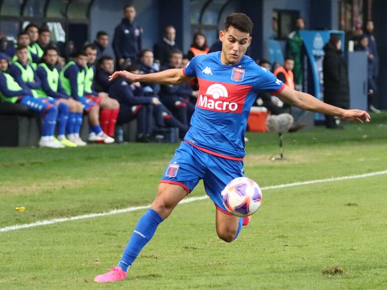 El paraguayo Blas Armoa, futbolista de Tigre, durante el duelo contra Banfield por la jornada 23 de la Liga Profesional 2023 en el estadio José Dellagiovanna, en Victoria, Buenos Aires