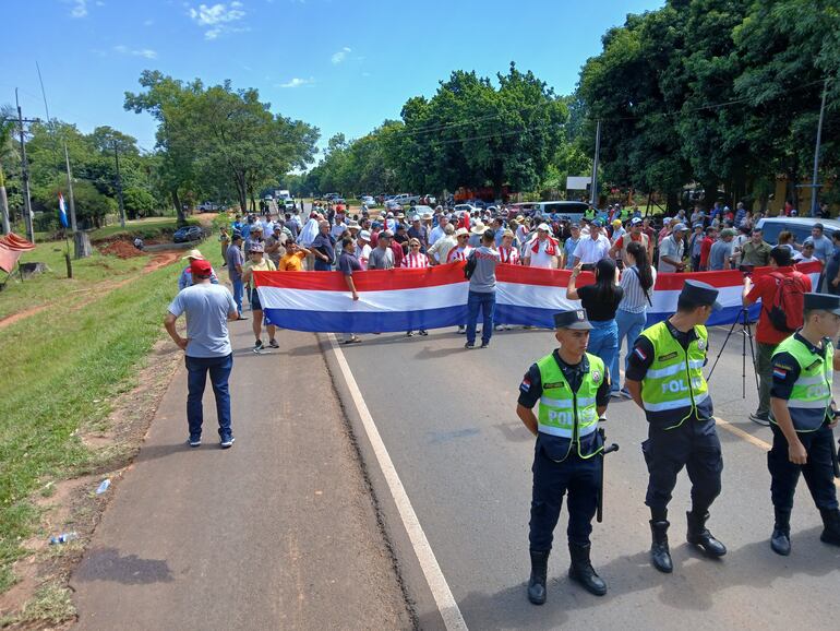 Ovetenses y guaireños se movilizaron contra el vertido de aguas residuales en el río Tebicuary.