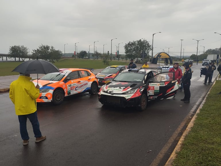 Alejandro Galanti, líder provisional del Petrobras Rally del Paraguay, arribando al Parque de Asistencia luego de completar la primera sección de la etapa 1, con el Toyota GR Yaris Rally2.