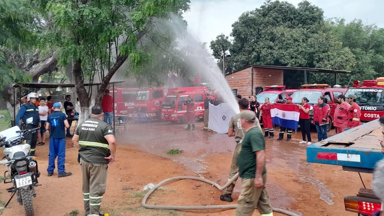 Bomberos se defienden con agua y evitan desalojo irregular en San Antonio