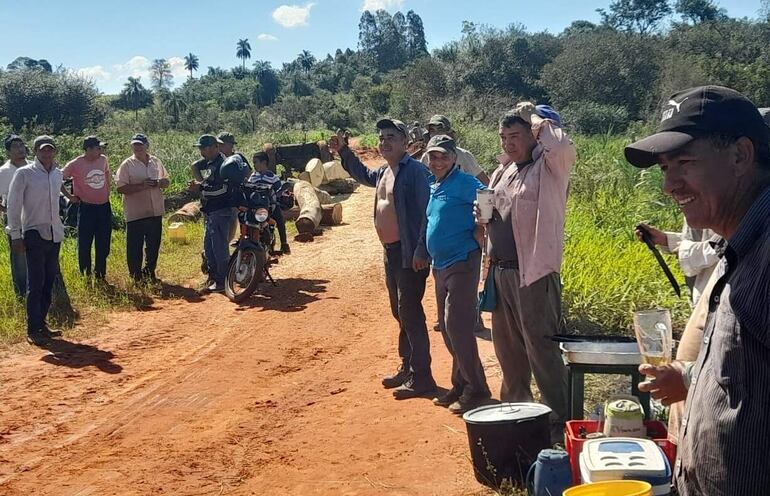 Los lugareños haciendo una pausa para descansar durante la reparación del puente.