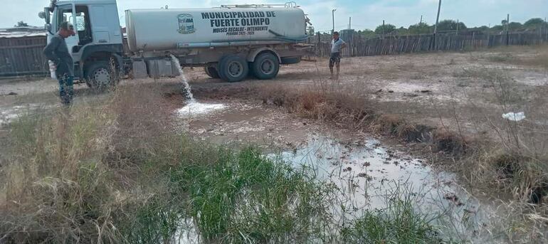 Los pequeños productores también reciben agua cruda del río, para evitar la mortandad de sus animales.