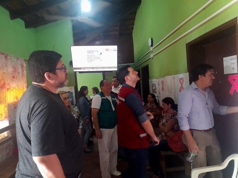 El viceministro de Salud recorriendo el interior del intervenido Hospital Regional de Fuerte Olimpo.