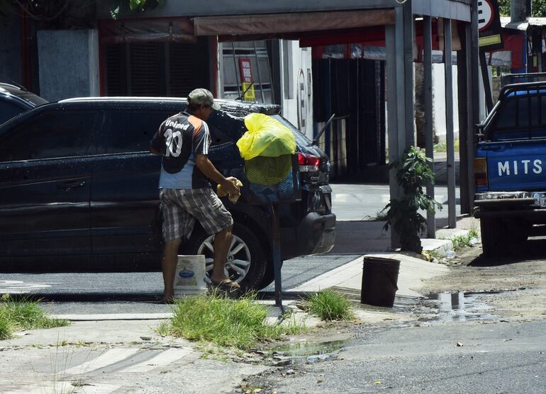 Hoy ya encontramos a varios cuidacoches nuevamente en las calles, lavando y “cuidando” autos.