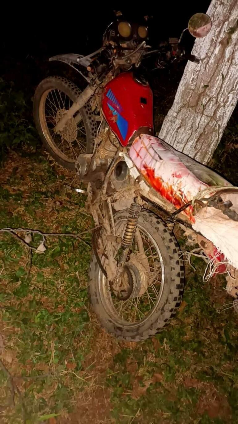 La motocicleta en la que viajaban el menor fallecido y sus padres. 