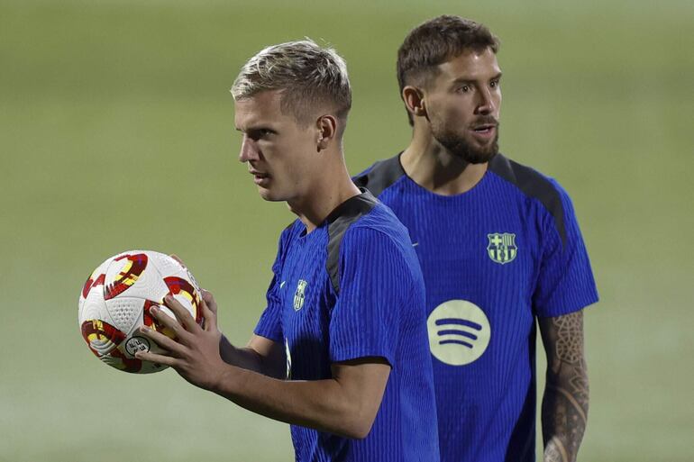 YEDA (ARABIA SAUDÍ), 11/01/2025.- El centrocampista del FC Barcelona Dani Olmo durante el entrenamiento de este sábado en Yeda, en la víspera de la final de la Supercopa de España de fútbol que les enfrenta mañana domingo al Real Madrid. EFE/ Alberto Estévez
