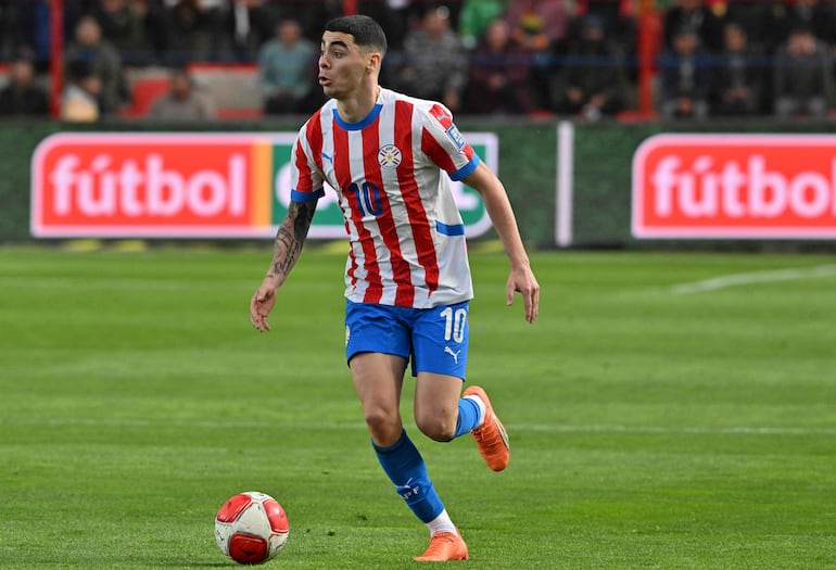 Miguel Almirón, jugador de la selección de Paraguay, domina el balón en el partido frente a Bolivia por la fecha 12 de las Eliminatorias Sudamericanas 2026 en el estadio Municipal, en El Alto, Bolivia.