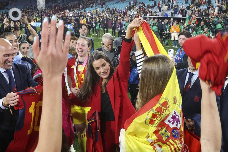 La reina Letizia y la infanta Sofía se mostraron felices y emocionadas por el campeonato mundial de la selección española femenina de fútbol. (EFE/ José Jiménez)