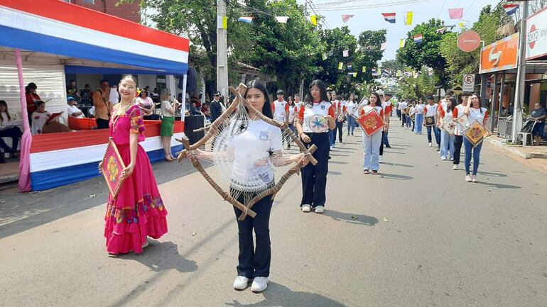 Durante el desfile se expusieron en los bastidores una gran variedad de dechados del Ñandutí.