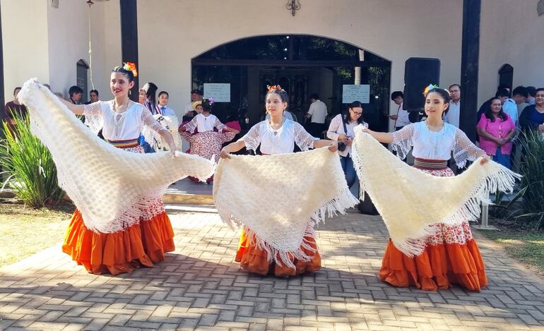 Un  grupo de bailarinas  exaltan el vichú en una presentación durante la misa folclórica de ayer.