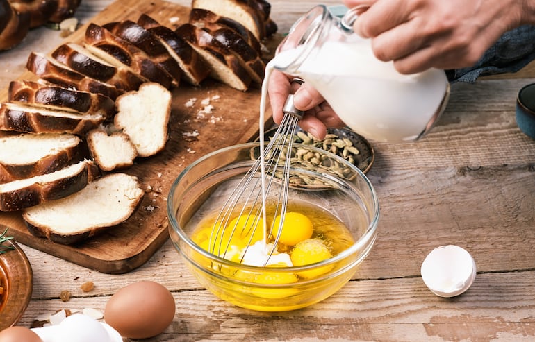 Ingredientes para hacer budín de pan.