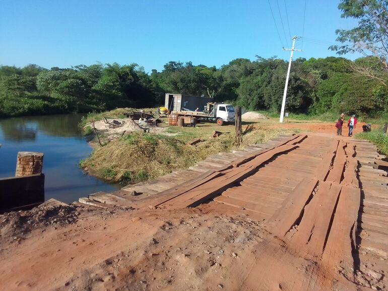 
El nuevo puente de metal estará instalado sobre el arroyo Tapiracuái en el trayecto de la compañía Ycuá Tu'î del distrito de San Estanislao.