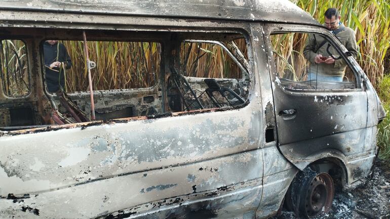 Esta mañana, encontraron una furgoneta incendiada y las mercaderías robadas del camión transportador de encomiendas.