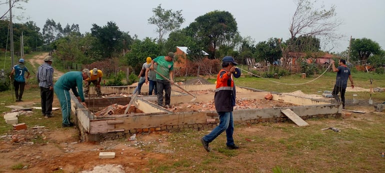 
Los Funcionarios de la SEN y los militares trabajan en la reconstrucción de las casas destruidas por el tornado el pasado 2 de noviembre 