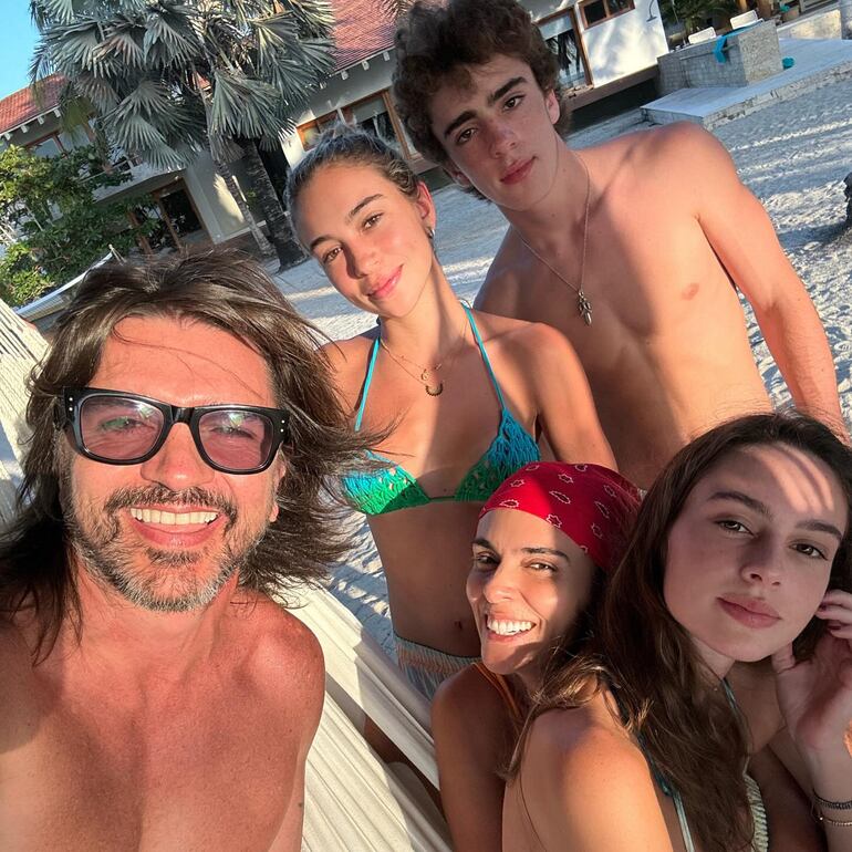 Juanes y su mayor tesoro: su esposa e hijos. (Instagram/Karen Martínez)