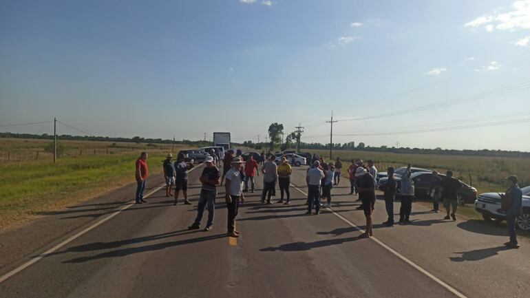 Los ciudadanos cerraron por un tiempo la cabecera norte del puente que cruza sobre el río Tebicuarymí.