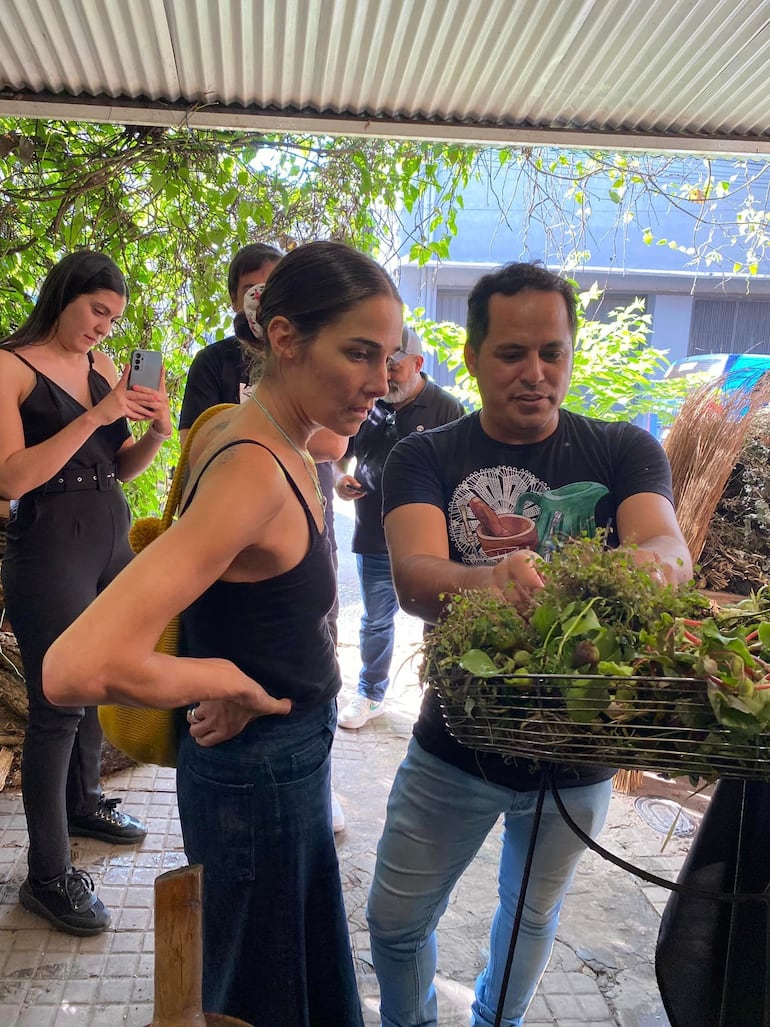 La conductora argentina Juana Viale aprendiendo sobre el pohã ñana en el Mercado 4. (Facebook/Javier Torres)