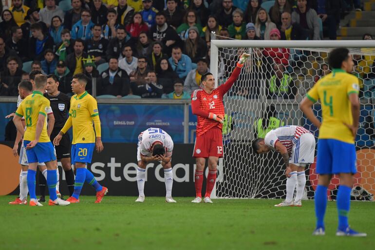 Roberto Junior Fernández fue una de las figuras de Paraguay en el partido contra Brasil.