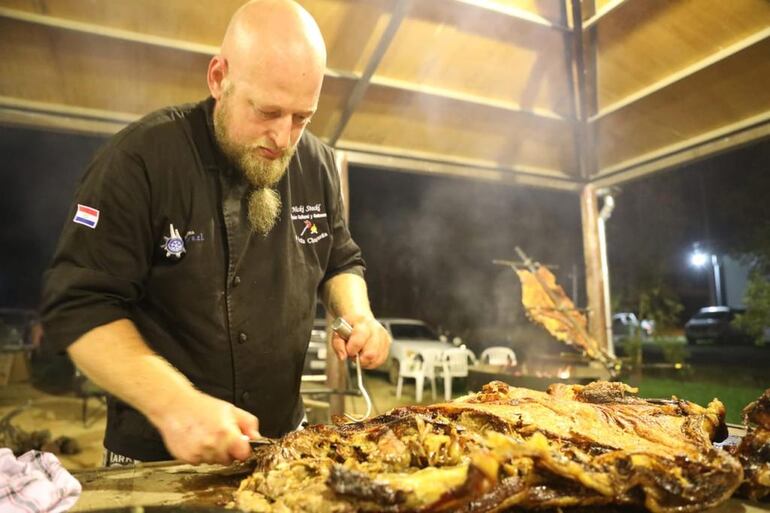 El chef Nicki Stoeckl está detrás del desafiante objetivo de cocinar una pizza a la brasa de 4 metros de diámetro. 