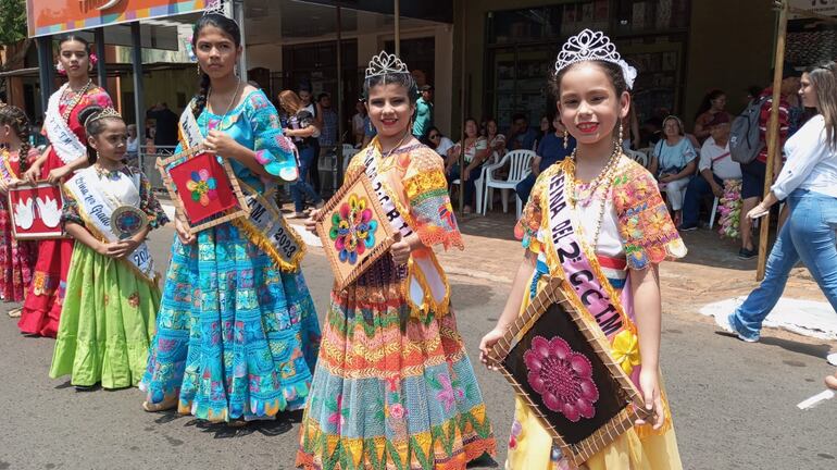 Las niñas vestidas de Ñandutí alegran la pasarela.