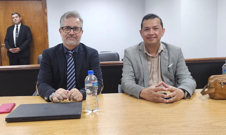 Denilso Sánchez Garcete (der.) y el defensor público Carlos Arce Letelier, minutos antes de conocer la sentencia del tribunal.