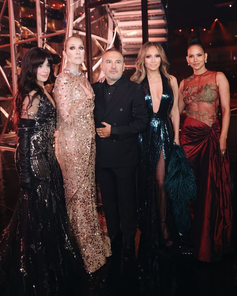 Elie Saab, diseñador, junto a Celine Dion y Jennifer López, y otras celebridades.