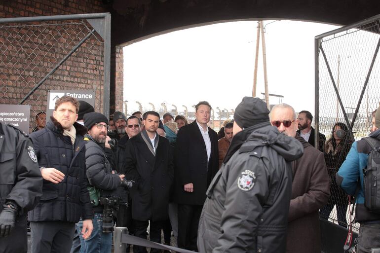 El multimillonario dueño de Tesla y la red social X (antes Twitter), Elon Musk, durante su visita al antiguo campo de concentración nazi en Auschwitz II-Birkenau, Polonia. 