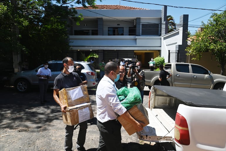 Varios biblioratos fueron incautados de Conajzar para  su análisis por especialistas del Ministerio Público.