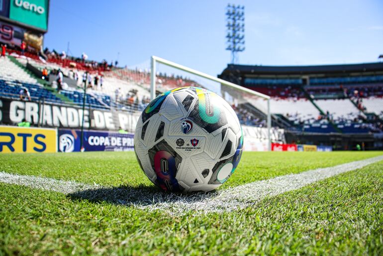 El balón del superclásico del fútbol paraguayo.