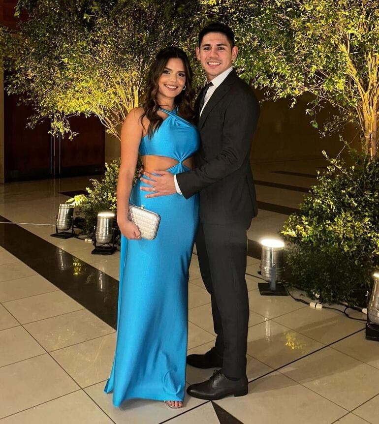 Vane Arguello y Saúl Salcedo fueron muy elegantes a la fiesta de casamiento de Sebastián Ferreira e Isabel Valdez. (Instagram/Vane Arguello)