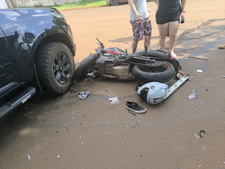 El biciclo de la víctima fatal a lado de la camioneta involucrada en el percance.